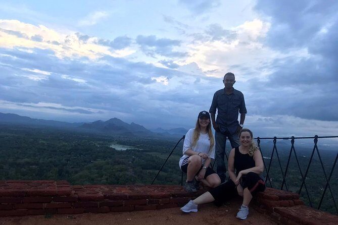 14 Days Sri Lanka ALL in One Classic Tour - Guides and smooth days: what the best reviews point to