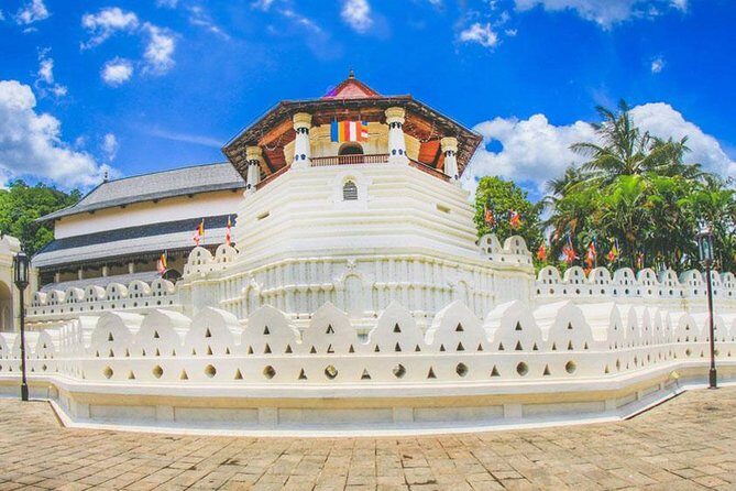 3 Days Tour to Kandy, Nuwara Eliya & Sigiriya - Day 1 in Kandy: Temple of the Tooth, Lake Walks, and Peradeniya Orchids