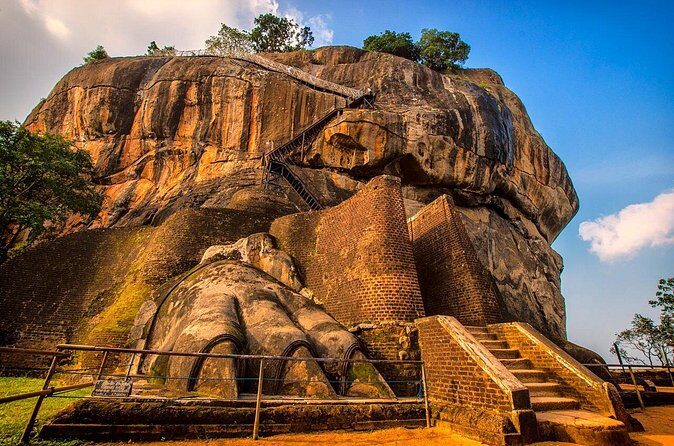 4 Days 3 Nights explore sri Lanka with Mirissa Cabs Sri Lanka - Day 2 Finale: The Temple of the Sacred Tooth Relic