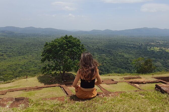 7-day tour in Sri Lanka - Day 4: Ella’s Nine Arches, a hike to Little Adam’s Peak, and tea on the agenda