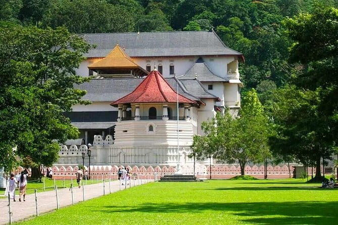 7 Days Private Guided Tour in Sri Lanka - Day 7: Colombo’s Independence Square, Lotus Tower Views, Gangaramaya, and Pettah