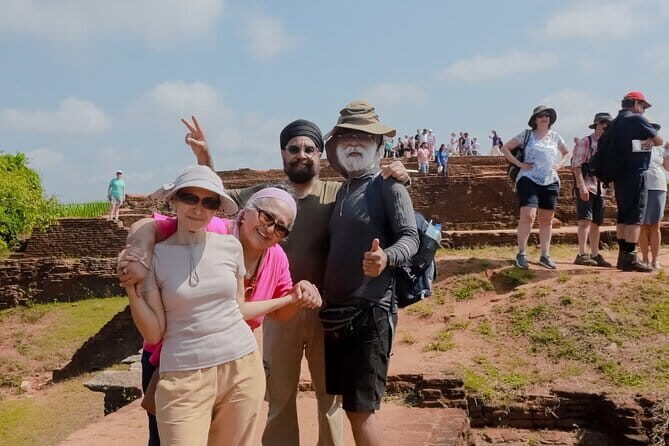7 Days Sri Lanka Sightseeing Tour - Day 2: Dambulla Cave Temple, then Kandy’s Temple of the Tooth and gardens