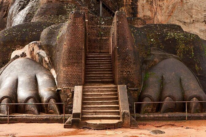 All-inclusive Sigiriya, Dambulla and Wildlife Safari from Colombo - Oakray Woodcarvings: pigments, honey, and old-school technique