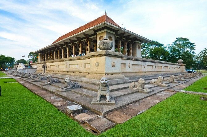 Best of Colombo - Private Guided City Tour - Old Town Hall and the Independence Square finale