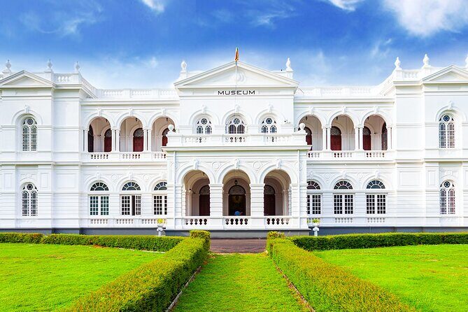 Colombo City tour - Dutch Hospital Shopping Precinct: 1669 walls with present-day life
