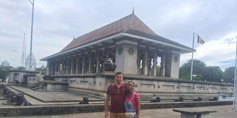 Colombo: City Tour by Tuk Tuk with Srilanka Traditional Food - Pettah Market and Dutch Hospital: where Colombo feels like Colombo