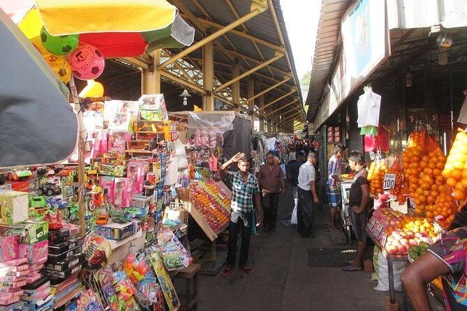Colombo City Tour Highlights - Pickup and the air-conditioned ride: the part that actually saves you
