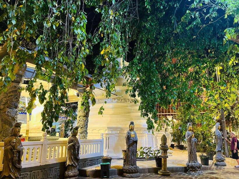 Colombo City Tour with Entry Tickets & Hotel Pickup - Gangaramaya Temple: artifacts, architecture, and temple atmosphere
