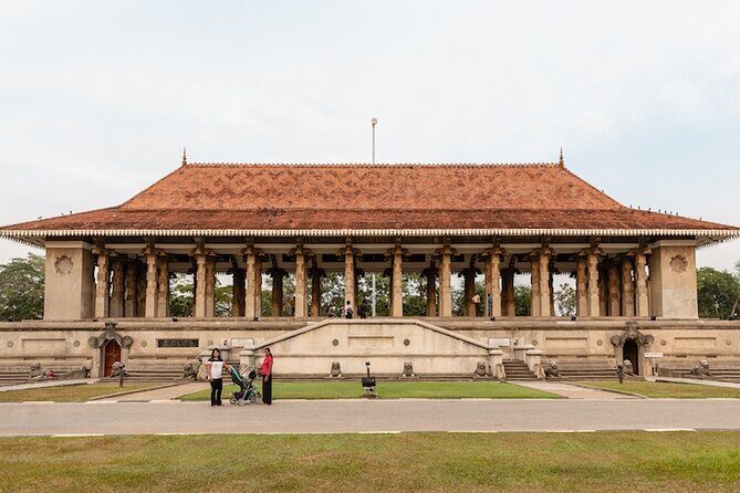 Colombo City Tour With Historical Places ( All Inclusive ) - Stop 3: Galle Face Green, where Colombo breathes by the water
