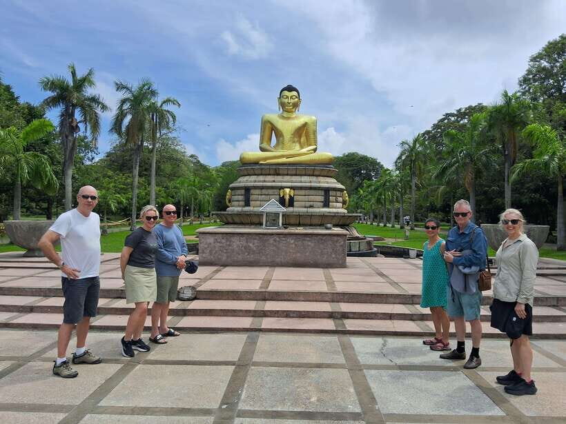Colombo: Local Guide with Colombo City Tour by Tuk Tuk - Independence Memorial Hall and the Red Mosque Photo Moment