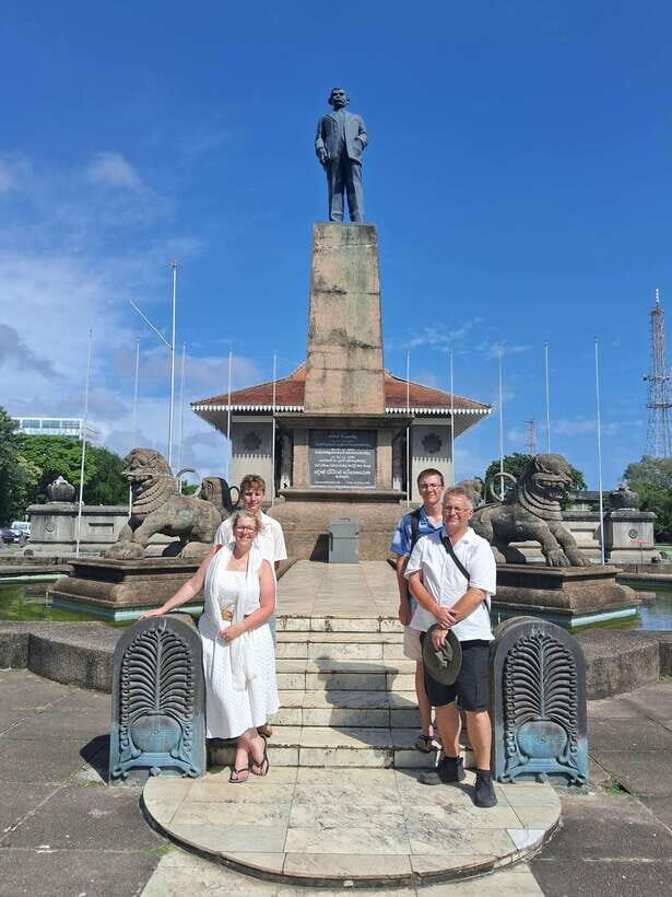 Colombo: Local Guide with Colombo City Tour by Tuk Tuk - Old Parliament Building and Vihara Maha Devi Park Walk