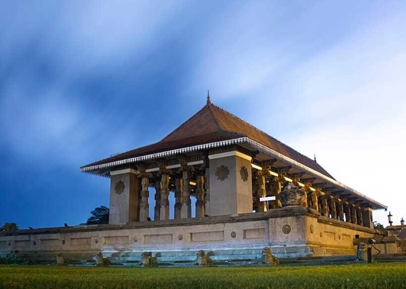 Colombo: One Day Private City Tour With Gangaramaya Temple - Pettah Market and the Railway Station Area: City Energy You Can Feel