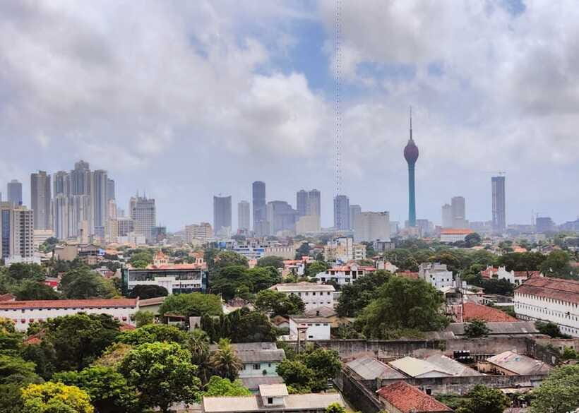 Colombo: One Day Private City Tour With Gangaramaya Temple - Kopanna Vidiya Hindu Temple: Ornate Gate Tower Focus