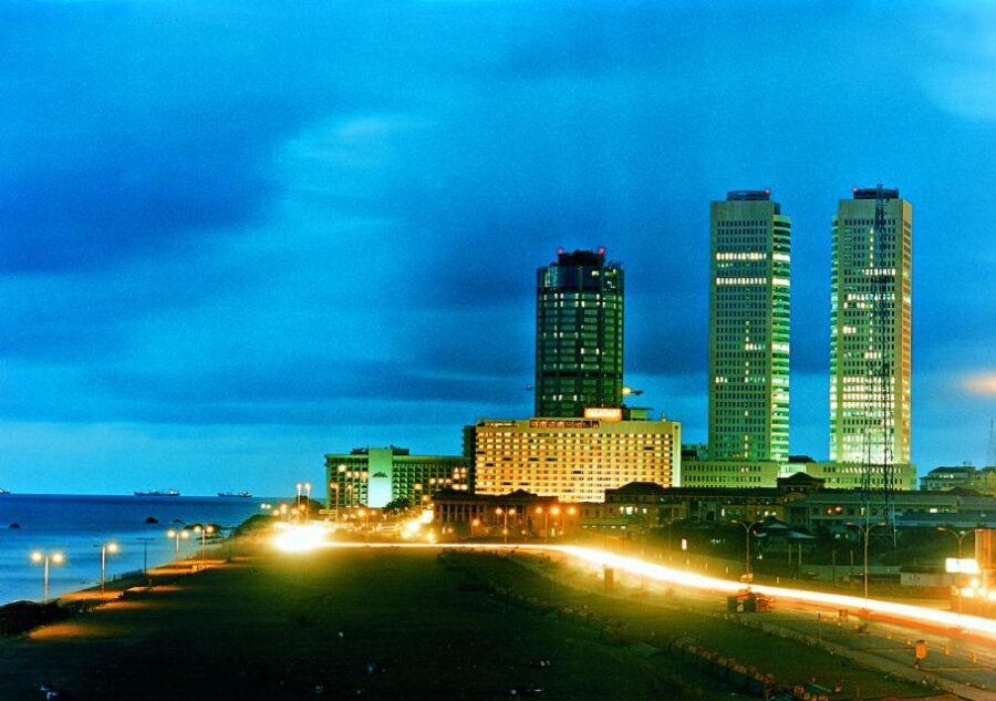 Colombo: Private City Sightseeing Tour - Galle Face Green: WWII cannons, promenade views, and snack time