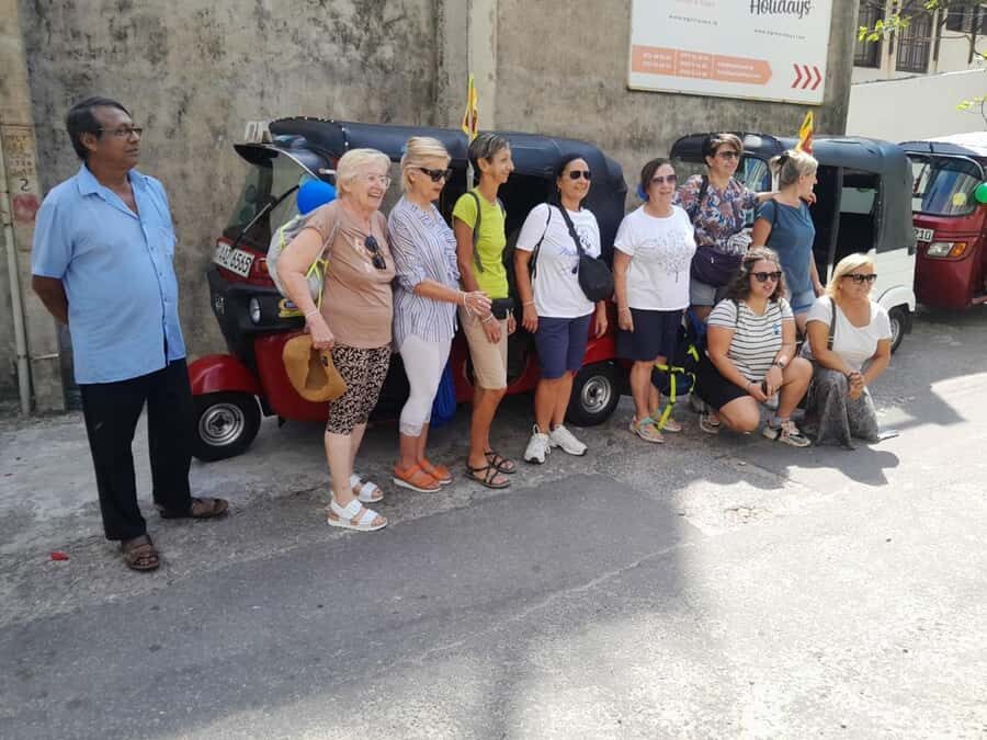 Colombo: Private Guided Tour of the City by Tuk-Tuk - Pettah bazar and market streets: shopping with a guide’s sense