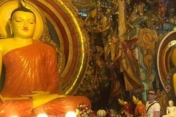 Colombo Private guideTour byTuk Tuk Morning Evening All inclusive - Lotus Tower viewpoints and the Floating Market on the water