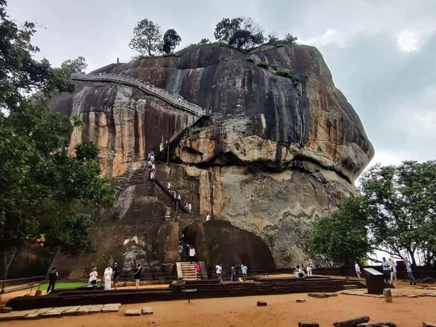 Colombo: Sigiriya Rock Fortress & Dambulla Cave Temple Tour - Getting From Colombo to Mahanuvara Without Burning Your Day