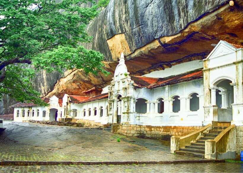 Colombo: Sri Lanka Cultural Triangle Hotspots 2-Day Tour - Dambulla Golden Cave Temple: Paintings, Statues, and a Refuge Story