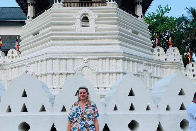 Colombo to Kandy Shuttle with Dambulla Sightseeing Tour - Transportation and group size: why the max 10 matters