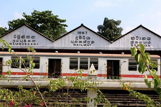 Colombo to Kandy Train Tickets (Reserved Seats) - Inside the 2nd-Class Carriage: Seating, Ventilation, and Comfort