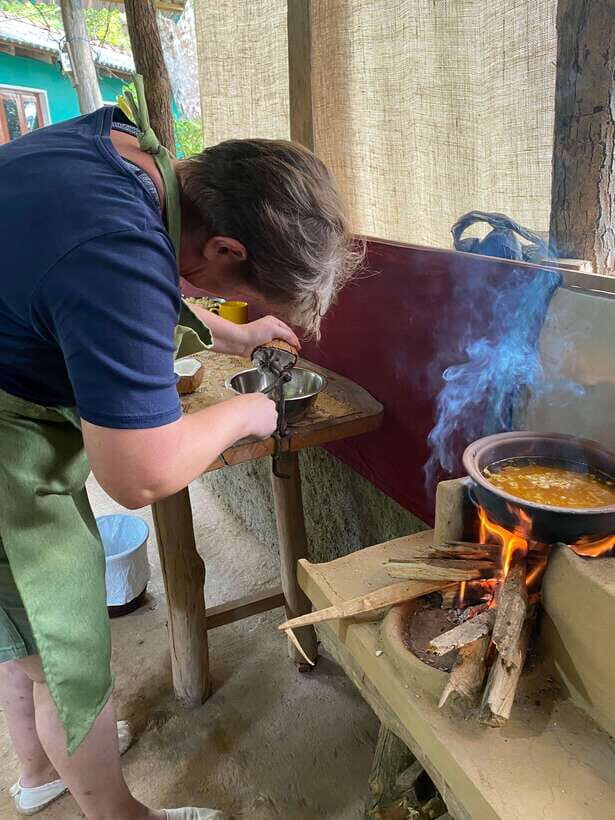 Ella Sri Lanka : Mom's Kitchen Cooking class - Cooking over fire, using traditional tools, and staying comfortable
