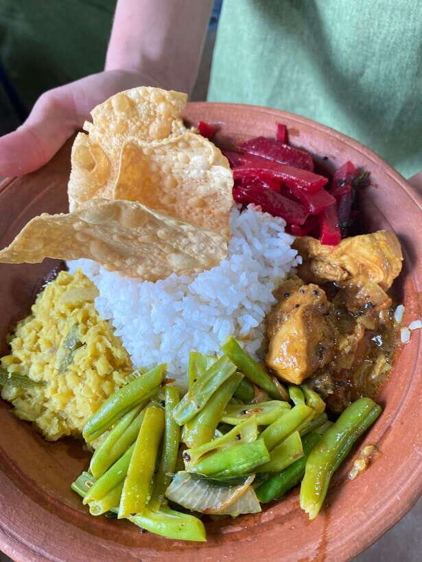 Ella Sri Lanka : Mom's Kitchen Cooking class - Meal time: communal eating with Ella views