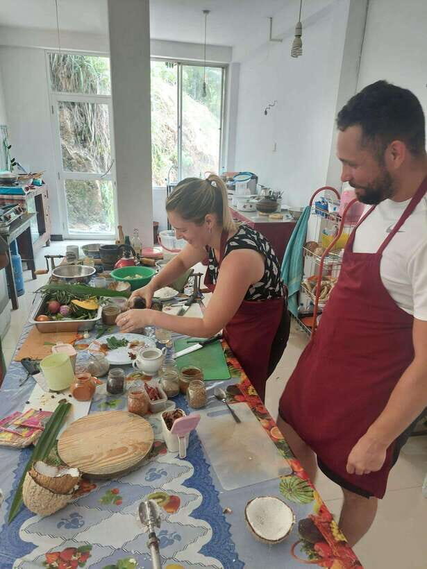 Ella: Sri Lankan Authentic Cooking expirience - Cracking coconuts and making coconut milk: the class’s backbone