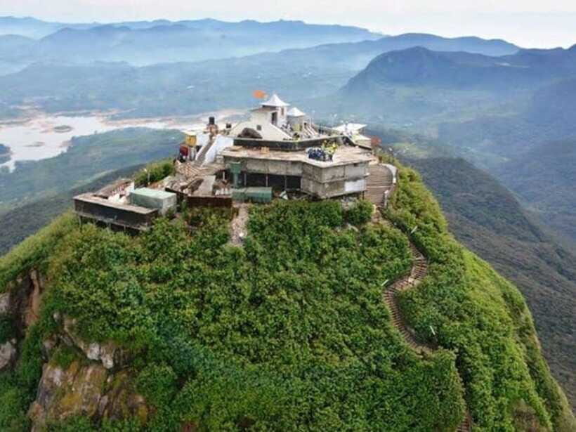 From Nuwara Eliya: Summit Bliss, Adams Peak Guided Hike - Guide style and English: safety first, story second
