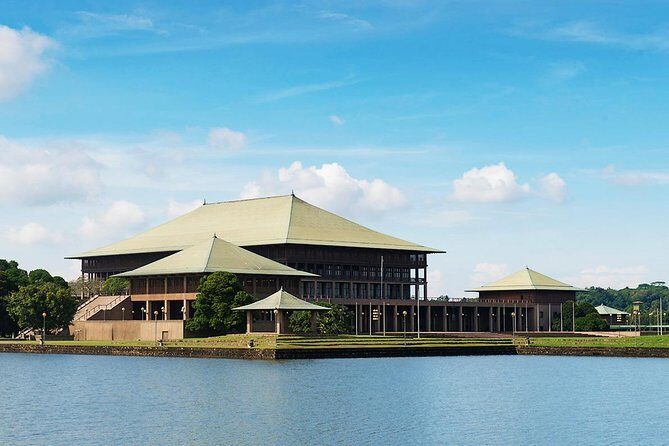 Full-Day Colombo City Tour (Private Car) - Premadasa Jewellers, Wall Art Street, and Laksala: Colombo’s Modern Shopping Faces