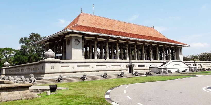 Guided Colombo Half-Day City Tour - Viharamahadevi Park: your legs, your shade, your reset