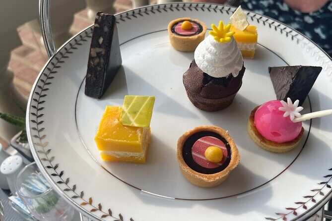 Highlights Colombo Day Tour With Afternoon HIGH TEA In Galle Face Hotel - Old Parliament Building and the sea-facing Fort story