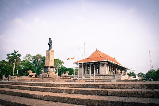 Highlights Colombo Day Tour With Afternoon HIGH TEA In Galle Face Hotel - Gangaramaya Vihara Temple: Colombo’s mix of old faith and newer design
