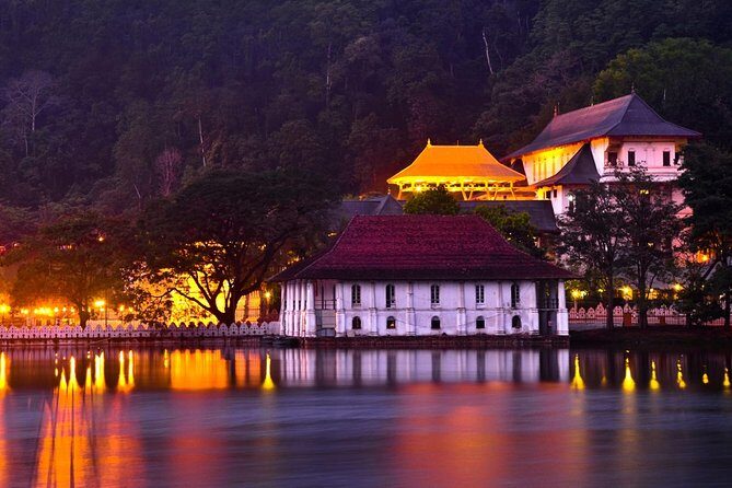 Kandy and Pinnawala Private Day Tour from Colombo/Negombo - Peradeniya Botanical Gardens and the Herbal Spice Garden: The part that makes it feel local