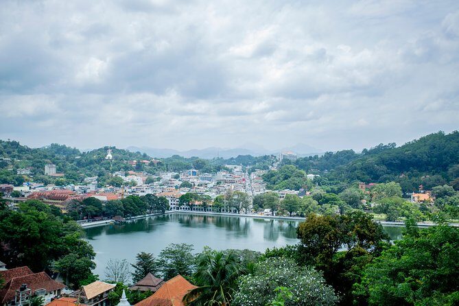 Kandy City Day Tour with a verified tour guide - Kandy Lake: a short break with real city energy