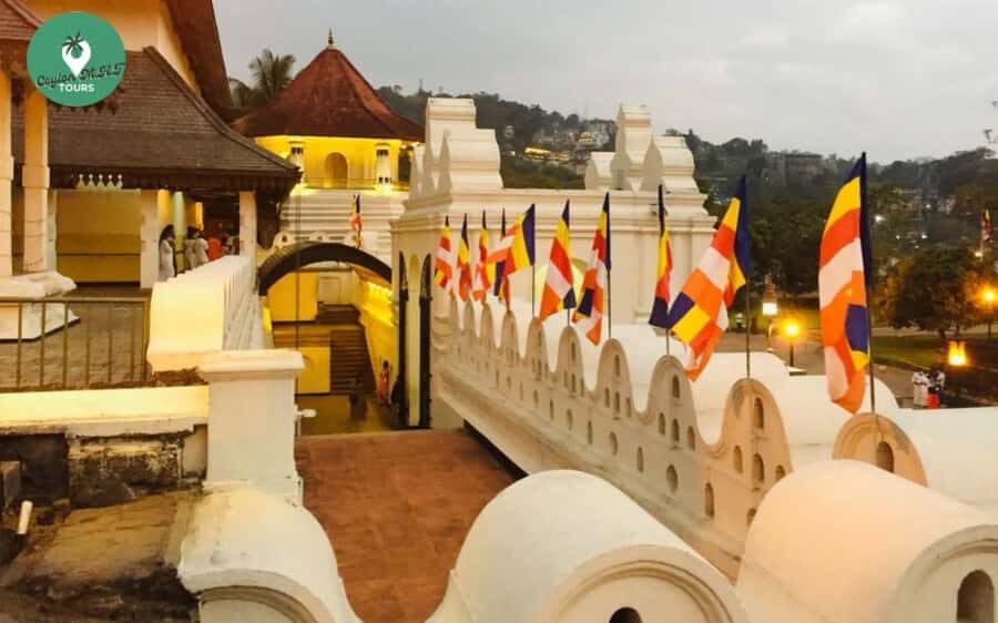 Kandy: City Explore with Local Guide By Tuk Tuk - The Temple of the Tooth (Sri Dalada Maligava): where ceremonies shape the mood