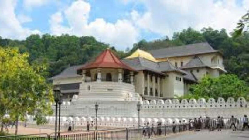 Kandy City Guided Day Tour by Tuk Tuk & Laxury Car - Route logic: how the day flows from hilltop temples to gardens and crafts