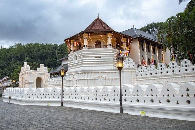Kandy City Sightseeing and Ambuluwawa Tower by Tuk Tuk Tour - Temple of the Sacred Tooth Relic: the spiritual centerpiece