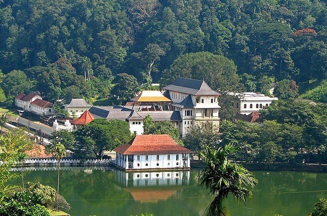 Kandy City Tour by Lux Tours Lanka - Stop 4: Kandy Lake stroll and the reality of traffic noise