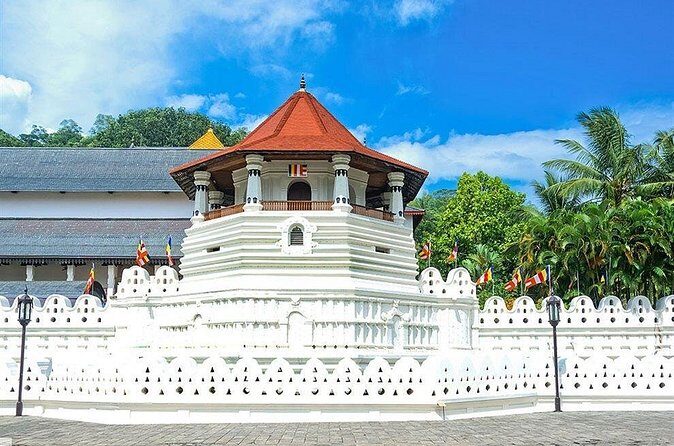 Kandy City Tour by Lux Tours Lanka - Stops 9–10: Gunatilake Batiks and Hemachandra Silks