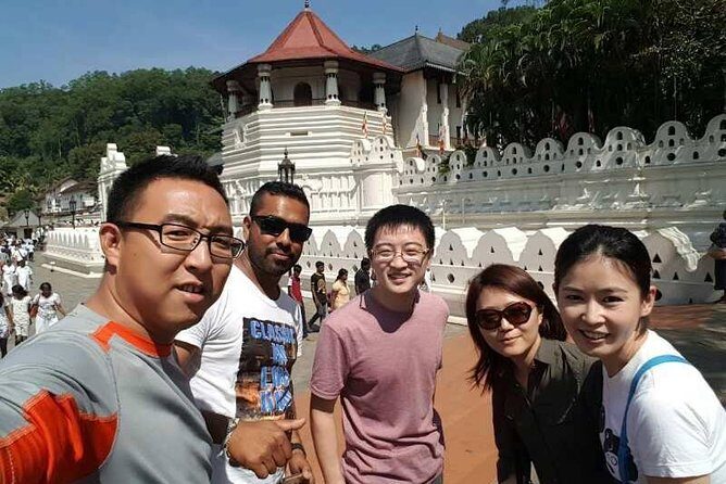 Kandy City Tour with Mahaweli - The giant Buddha at Bahiravokanda: your quick Kandy orientation