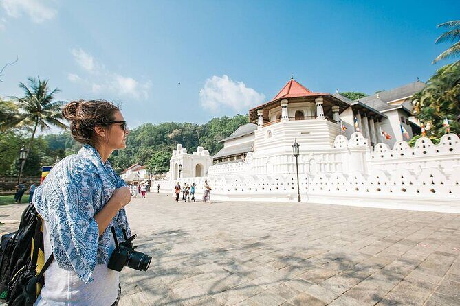 Kandy Instagram Tour: Most Famous Spots (Private & All-Inclusive) - Kandy Lake and the Viewpoint: Photos With Breathing Room
