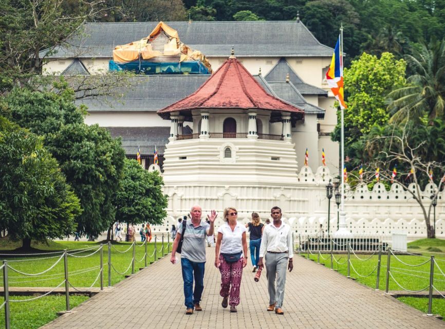 Kandy: Private Guided City Tours by Tuk Tuk Sightseeing Tour - Kandy Fruits Market and Lunch: A Real Local Break (Food Not Included)