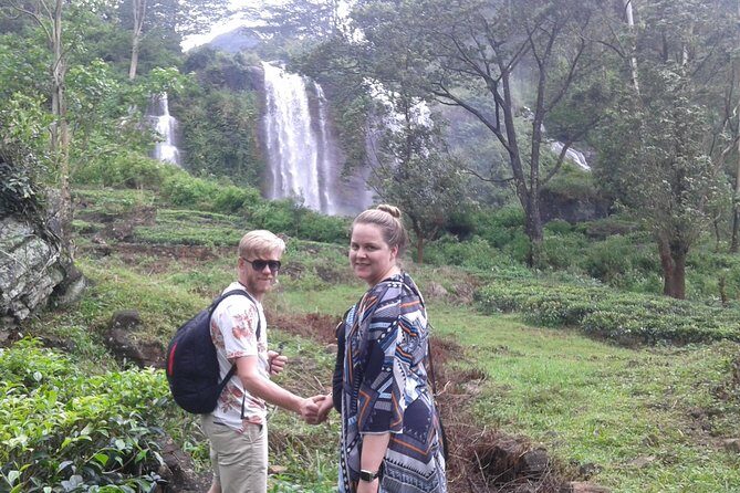 kandy waterfalls day tour - Lunch and live entertainment: the break that keeps the day fun