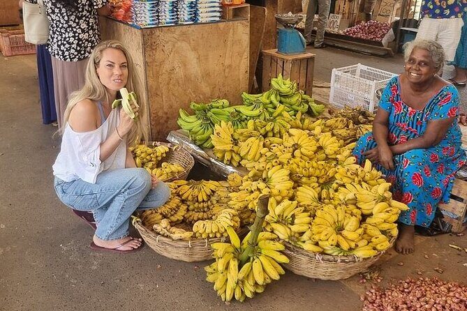 Negombo Express Food Tour with 7+ Tastings - Starting strong with king coconut and an easy first bite