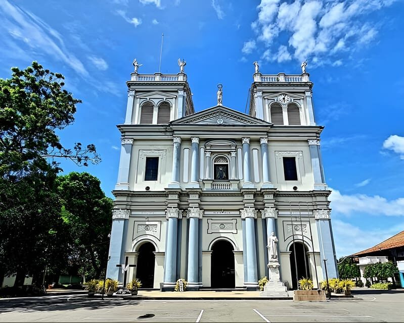 Negombo Heritage Walking Tour - Lellama fish market: the smell becomes the story