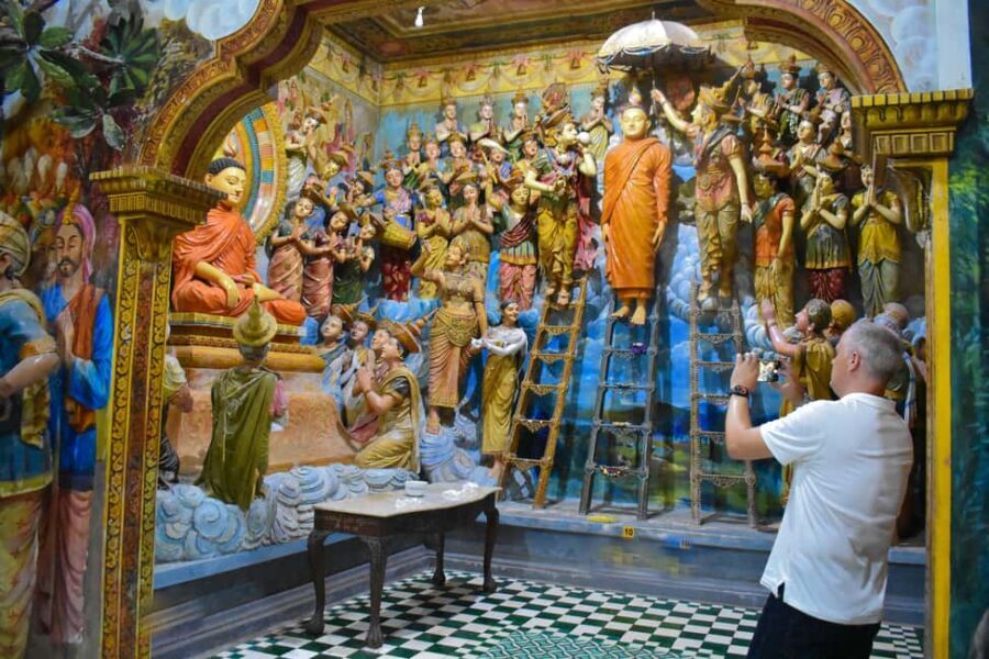 Negombo: private half day city tour with hotel transfers - Angurukaramulla and Abayasekararamaya temples: how faith shapes the streets