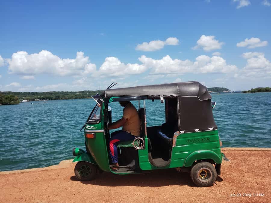 Nilaveli: Trinco City tour by Tuk Tuk - Deer Park Trincomalee: feeding free-roaming deer like a local