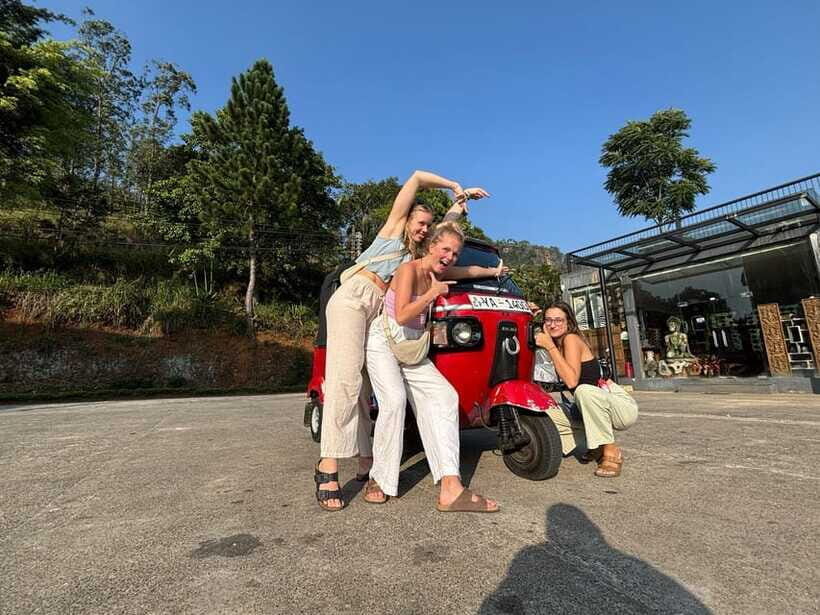 Nuwara Eliya Tuk-Tuk Tour Tea Picking,Tasting &Ramboda Falls - Tea tasting: included samples vs the optional 9-variety pack