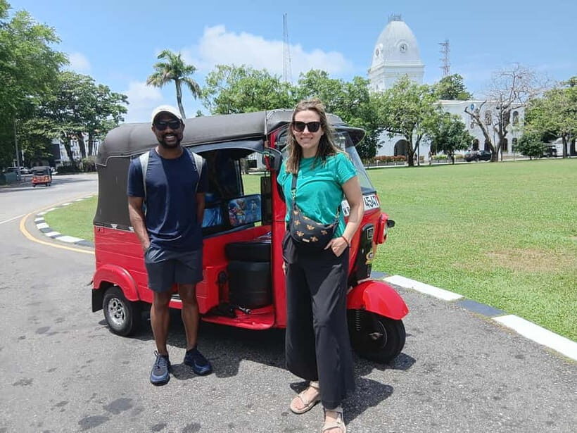 Personal Guided Colombo City Tour by Tuk Tuk - All Inclusive - Red Mosque and Sri Ponnambalam Vanesar Kovil: devotion side by side