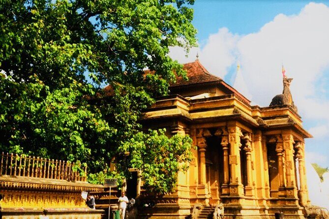 Private Night Tour in Colombo with Street Food Tasting - Quick stops that still matter: Jami Ul‑Alfar Mosque and Arcade Independence Square